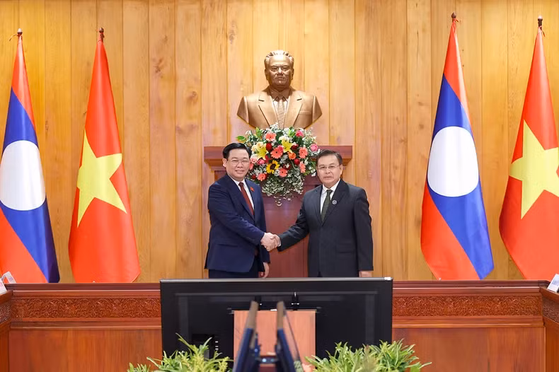 越南国会主席王廷惠与老挝国会主席赛宋蓬·丰威汉举行会谈。 越南国会主席王廷惠与老挝国会主席赛宋蓬·丰威汉举行会谈。