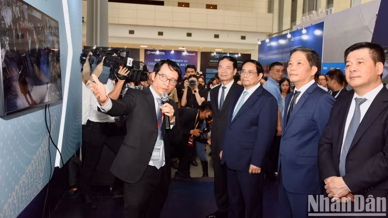 范明正总理及各位代表参观2023年工业4.0国际展会。 范明正总理及各位代表参观2023年工业4.0国际展会。