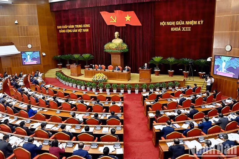 越共十三届中央委员会任期中期会议5月16日进入第二个工作日。