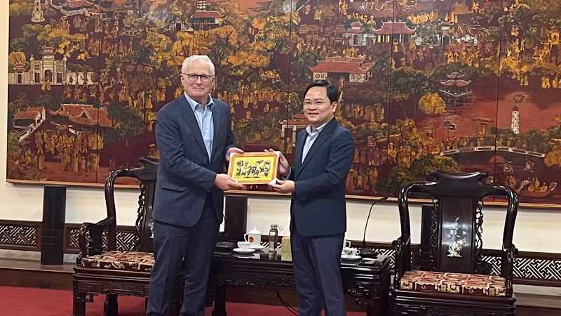 越南北宁省委书记阮英俊向美国半导体行业协会主席约翰·诺伊弗赠送东胡画。