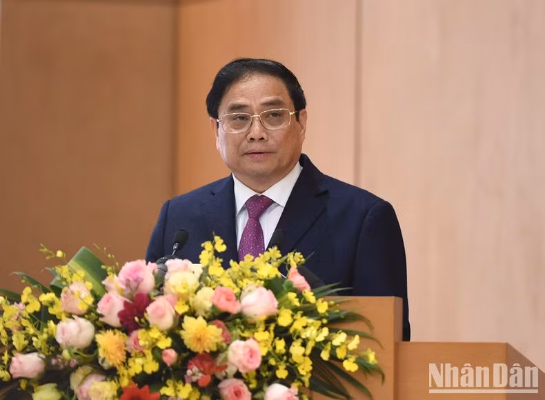 政府总理范明正在会议开幕式上发表讲话。