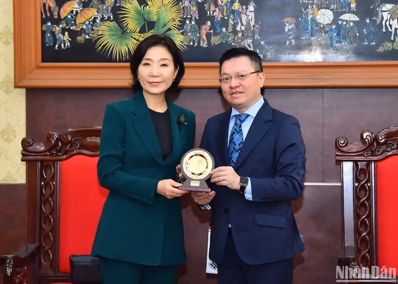 黎国明同志向吴英珠大使赠送纪念品。
