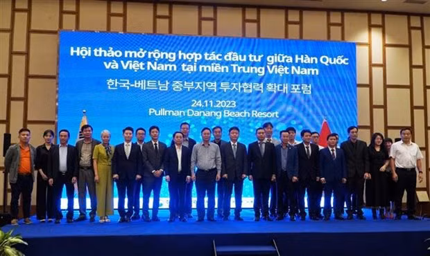 各位代表在研讨会上合影。