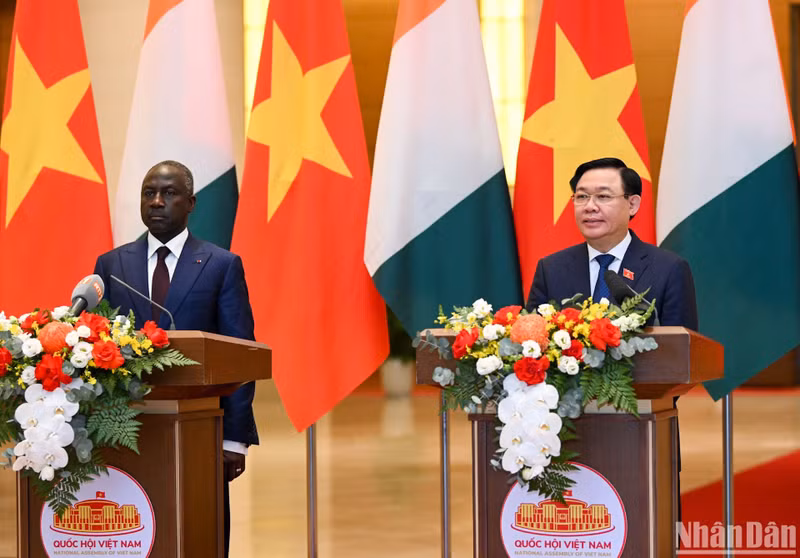 越南国会主席王廷惠在与科特迪瓦共和国国民议会议长阿达马·比克多戈。