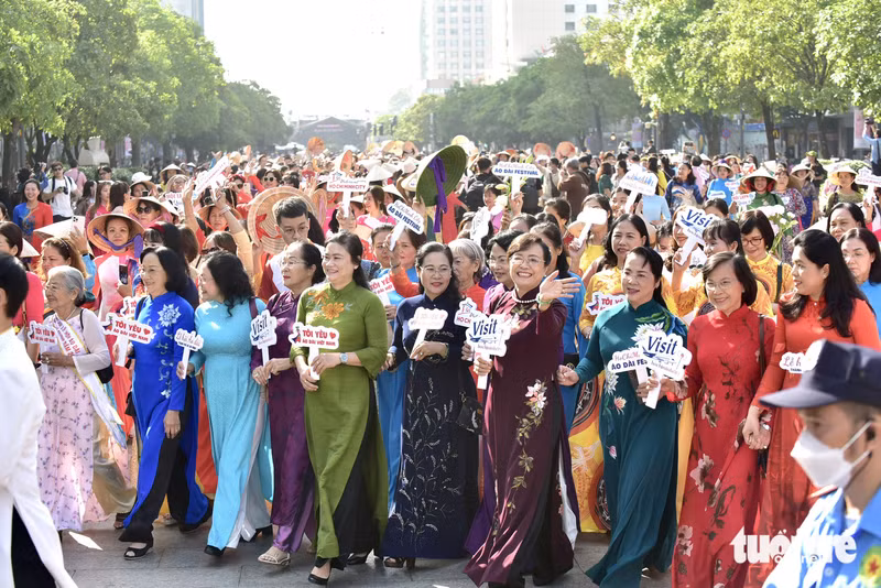 胡志明市3000人参加奥黛步行活动。