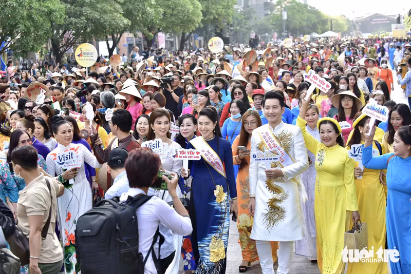 此次活动汇聚了包括市领导、各部门领导导、胡志明市越南妇女联合会会员、文艺工作者、学生和市民等3000人参加。