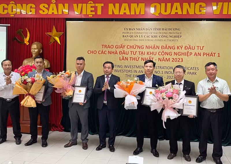 海阳省向对安发一号工业园区开展投资项目的投资者颁发投资许可证。