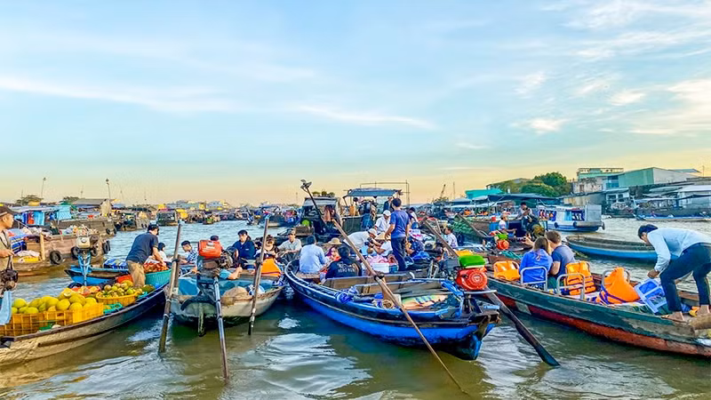 九龙江三角洲著名旅游目的地——芹苴市丐冷水上集市。