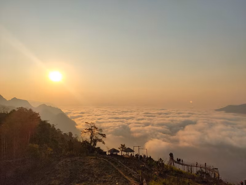 若是在戈洞赶上日出，您会看到太阳照在云海上的场景，营造出非常美丽柔和的粉橙色。 太阳升起后，云层像棉花糖一样洁白，在起伏的山峰周围盘旋。
