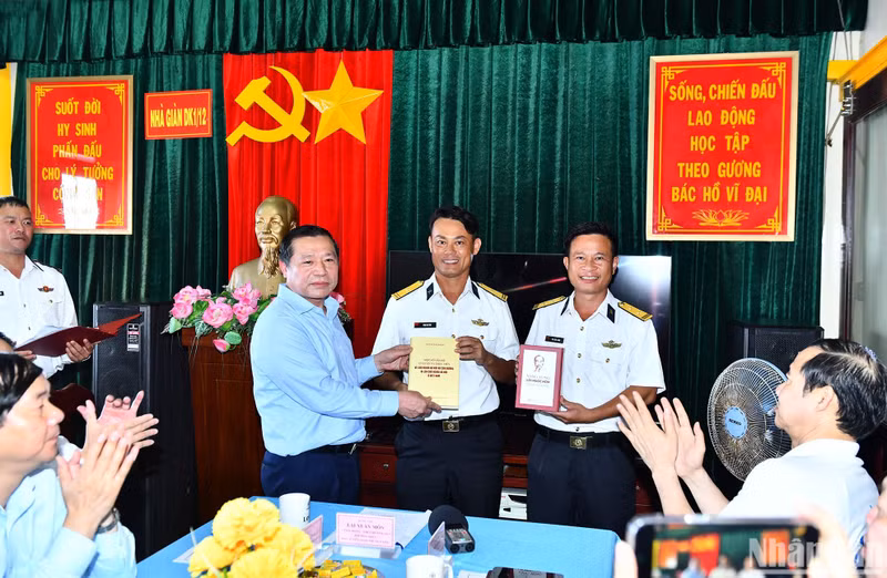 第三号代表团向海军第四区赠送书籍。
