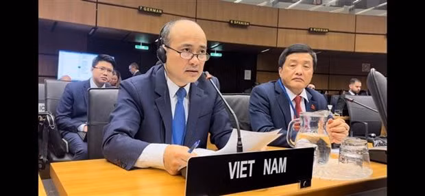越南常驻国际原子能机构（IAEA）代表阮忠坚大使发表讲话。