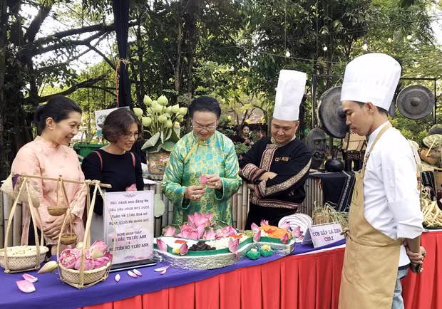 将美食旅游发展成为国家战略性产品。