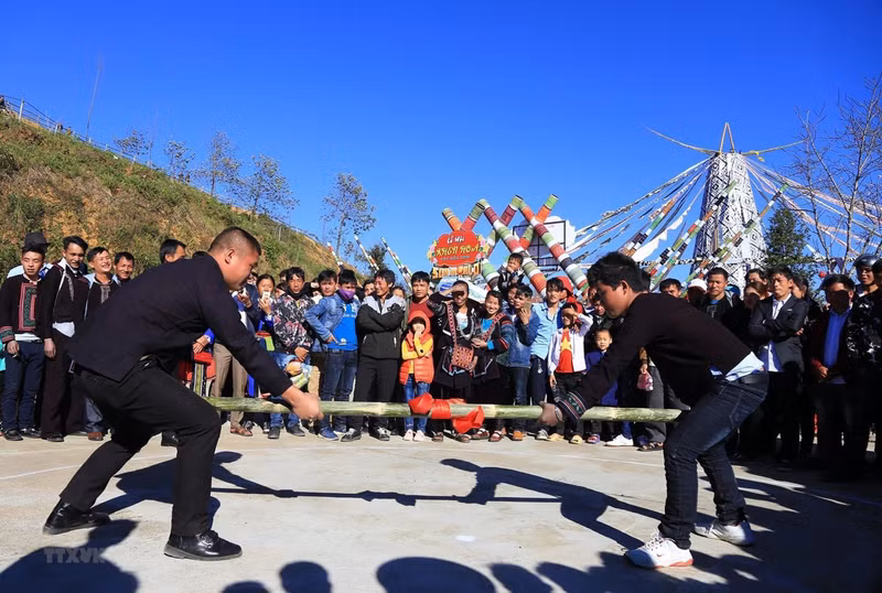 民间游戏在番西邦传奇缆车旅游区举行。（图片来源：越通社）