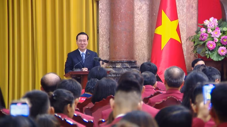 国家主席武文赏发表讲话。