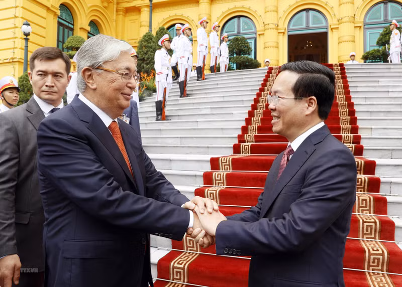 哈萨克斯坦总统卡西姆若马尔特·克梅列维奇·托卡耶夫与越南国家主席武文赏亲切握手。
