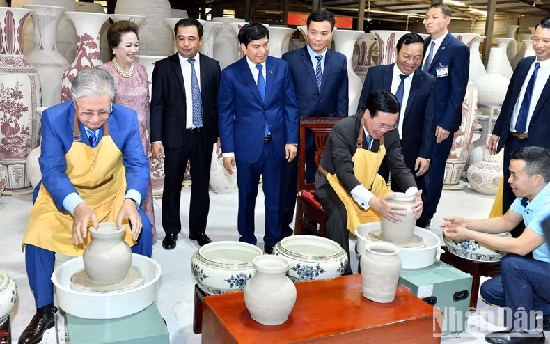 越南国家主席武文赏和托卡耶夫总统试做陶瓷花瓶。 越南国家主席武文赏和托卡耶夫总统试做陶瓷花瓶。