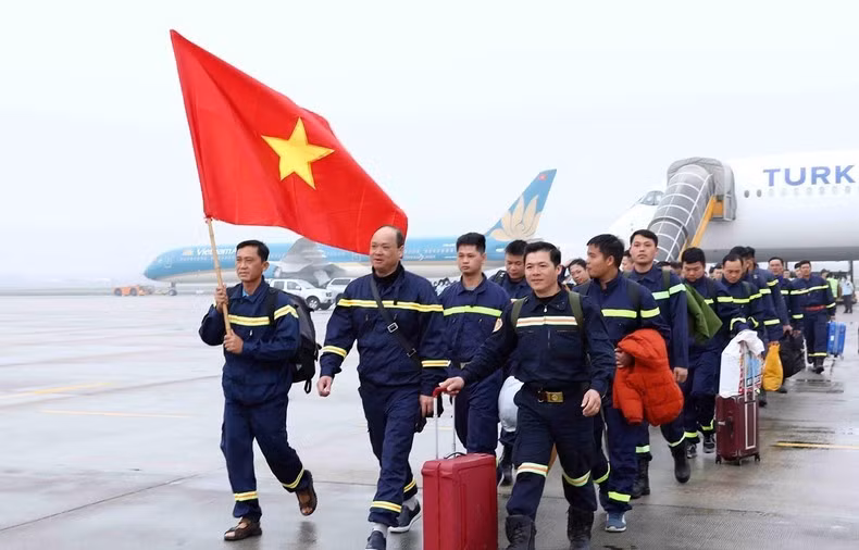 越南公安部搜救队抵达内排国际机场，完成在土耳其的任务。