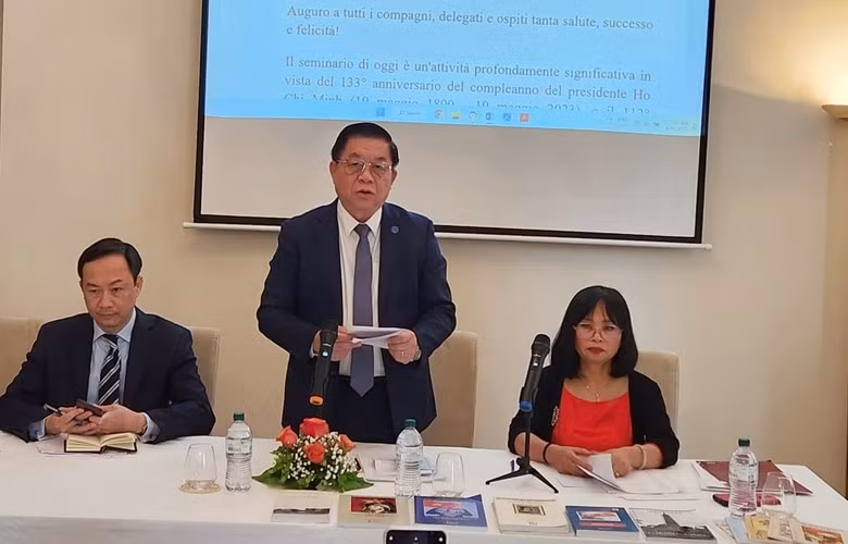 阮重义同志在研讨会上发表讲话。（图片来源：越共电子报）