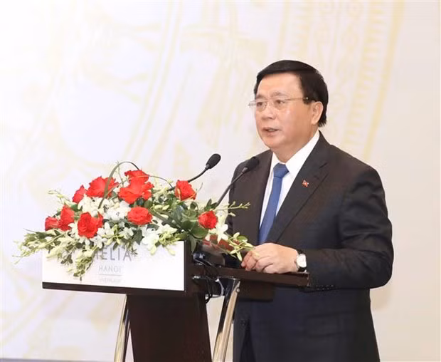 阮春胜同志发表讲话。