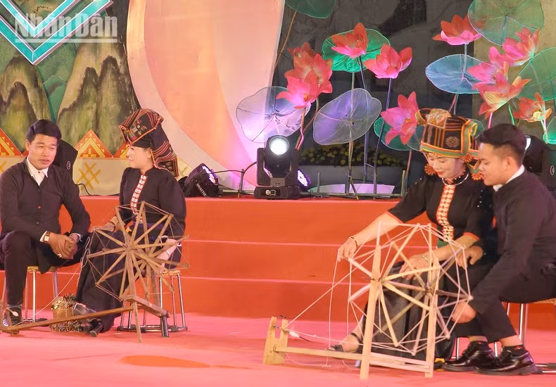[Ảnh] Sôi động Lễ hội hoa ban thành phố Sơn La ảnh 3