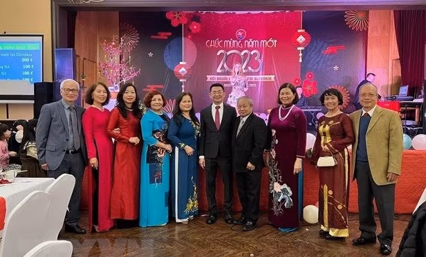 在斯洛伐克越南人欢庆2023新年。（图片来源：越通社）