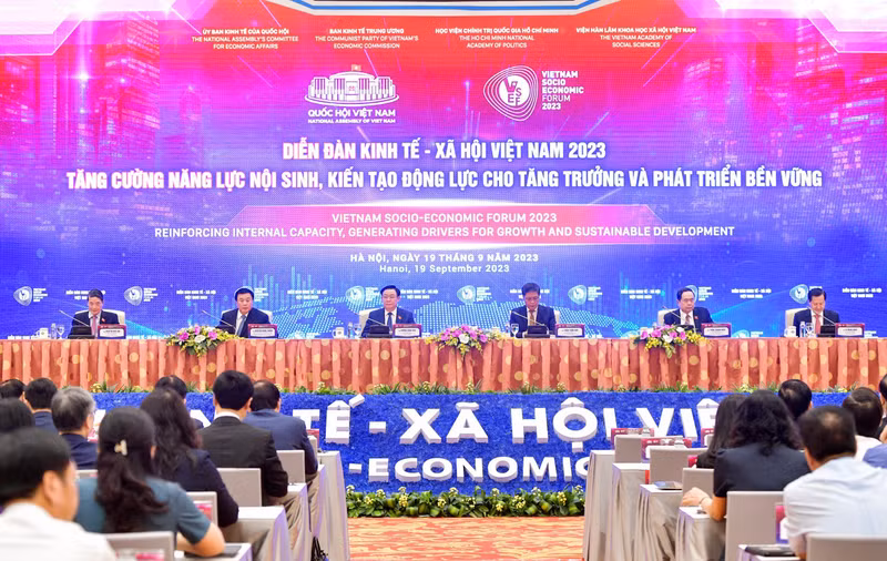 越共中央政治局委员、国会主席王廷惠出席论坛开幕式。