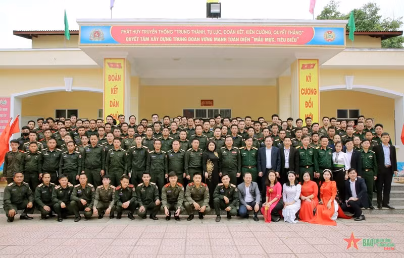 各位代表同120名越南语培训班学生合影。（图片来源：人民军队报）