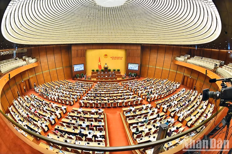 第十五届国会第五次会议专题询问和回答询问活动场景。