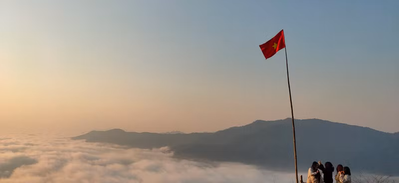 这里还设有猎云小站，供游人赏景或留下云海漂浮和雄伟群山间的精彩瞬间。