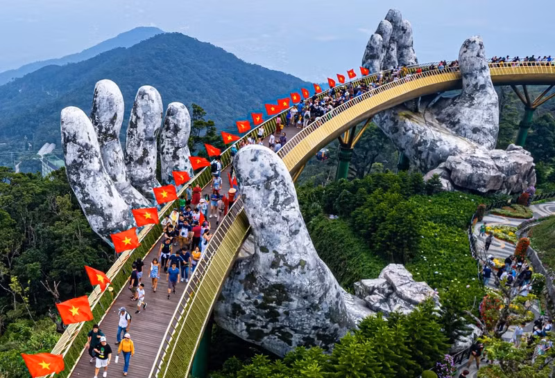岘港市巴拿山上的金桥。（图片来源：广南报）