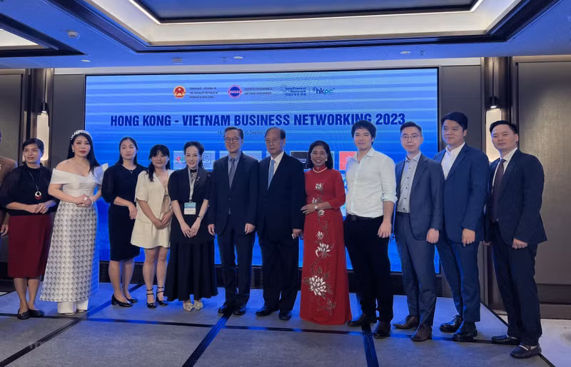 双方代表合影。（图片来源：越通社）