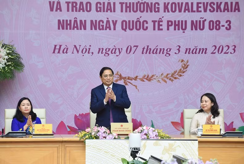 范明正总理出席中央机关女性领导和管理干部代表见面会。 范明正总理出席中央机关女性领导和管理干部代表见面会。