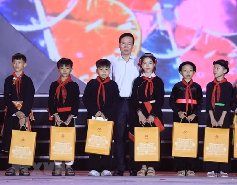武文赏主席向宣光省各族青少年儿童赠送中秋礼物。 武文赏主席向宣光省各族青少年儿童赠送中秋礼物。