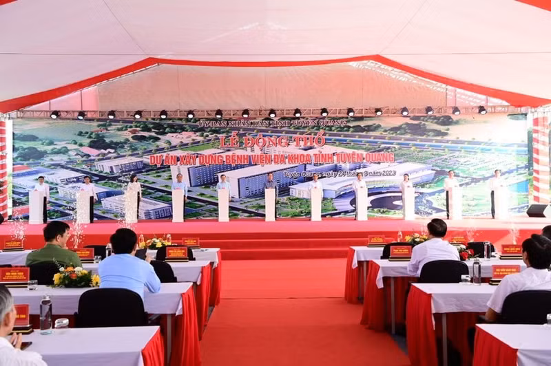 武文赏主席出席宣光省综合医院建设项目奠基仪式。 武文赏主席出席宣光省综合医院建设项目奠基仪式。