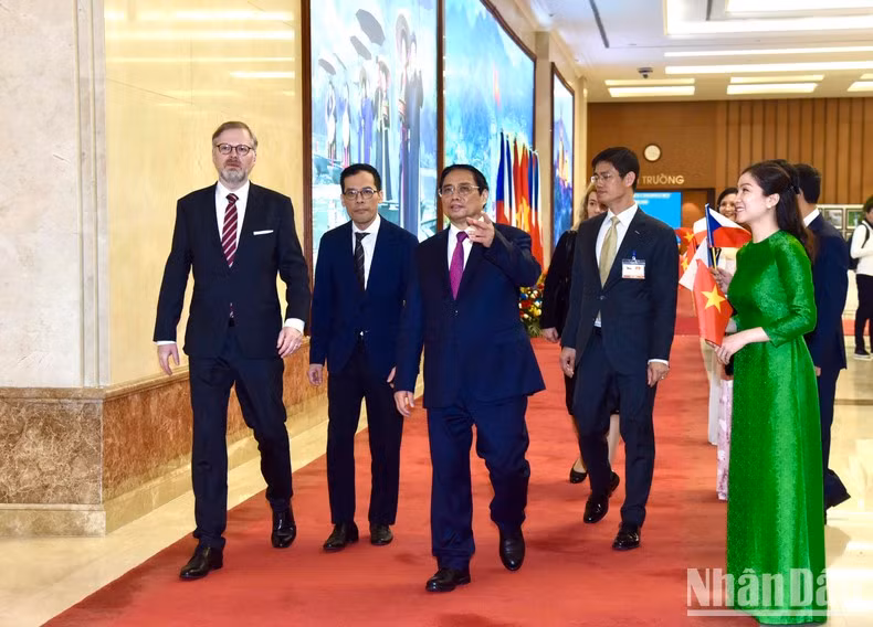越南政府总理范明正与捷克总理彼得•菲亚拉共同进入会谈室。 越南政府总理范明正与捷克总理彼得•菲亚拉共同进入会谈室。