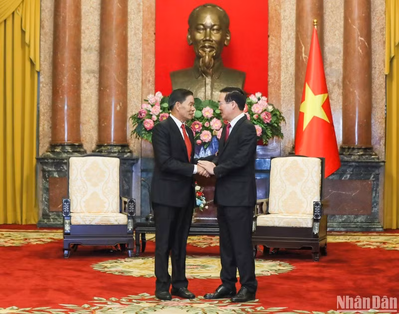 越共中央政治局委员、越南国家主席武文赏与老挝人民革命党中央政治局委员、老挝建国阵线中央委员会主席辛拉冯·库派吞。