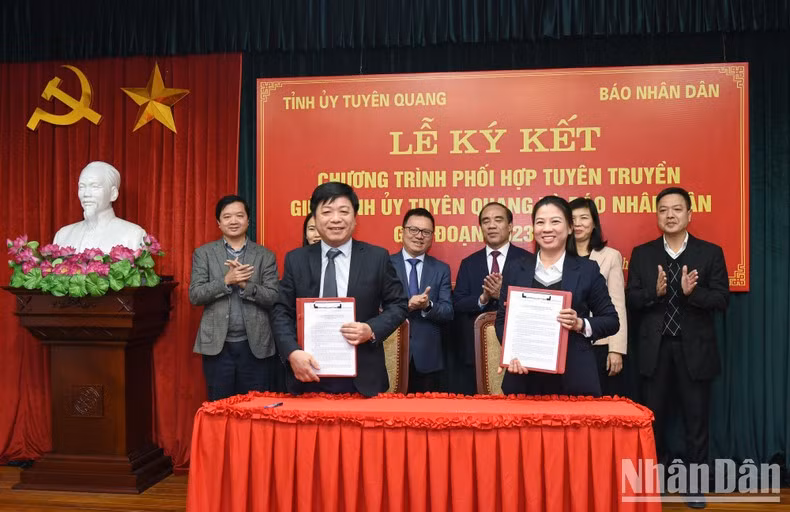 《人民报》社与宣光省委签署了2023-2025年阶段宣传计划。