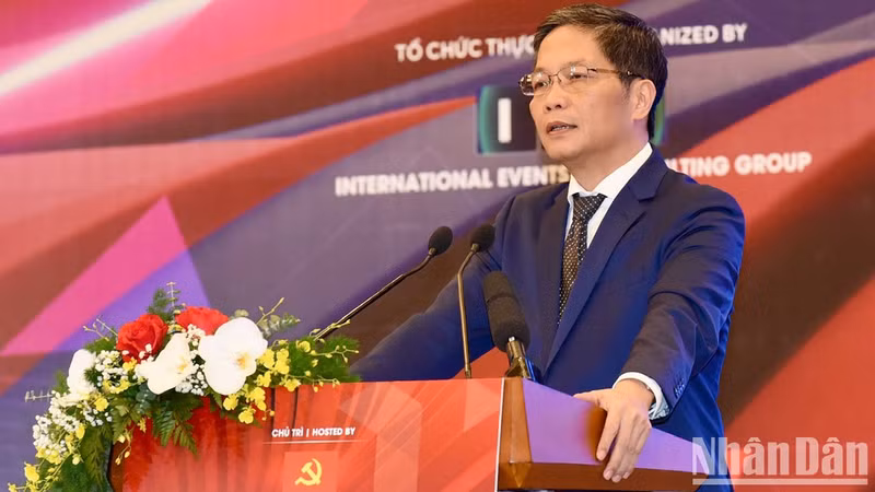 越共中央经济部部长陈俊英在论坛上致开幕词。 越共中央经济部部长陈俊英在论坛上致开幕词。