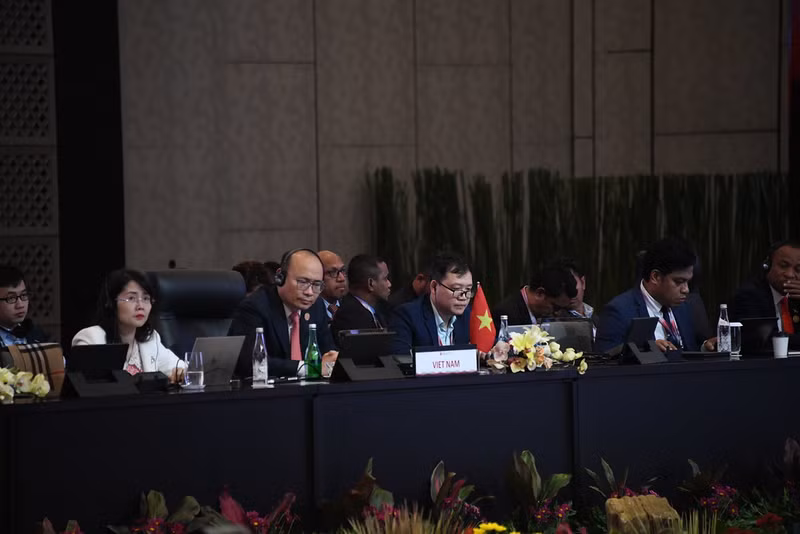 越南代表出席会议。 越南代表出席会议。