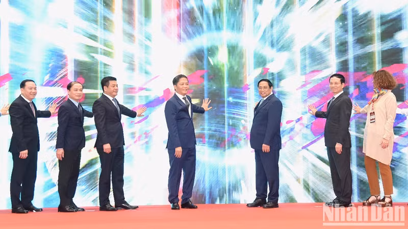 范明正总理与各位代表实现2023年工业4.0国际展会开幕仪式。 范明正总理与各位代表实现2023年工业4.0国际展会开幕仪式。