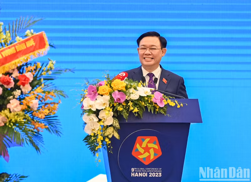 越南国会主席王廷惠在会议上发表讲话。