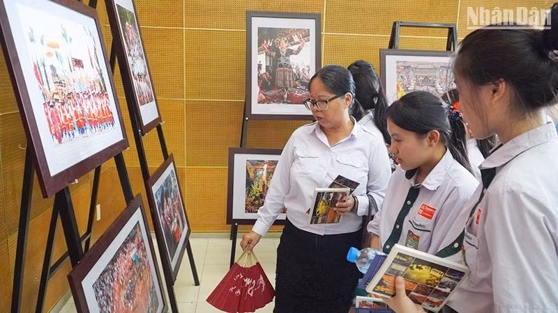 老挝学生参观图片展。