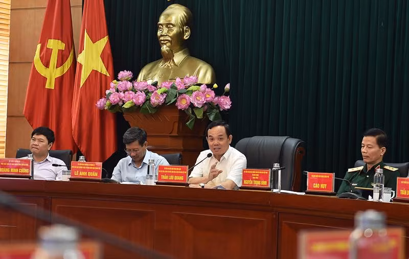 越南政府副总理陈流光在会上发表讲话。（图片来源：越通社）