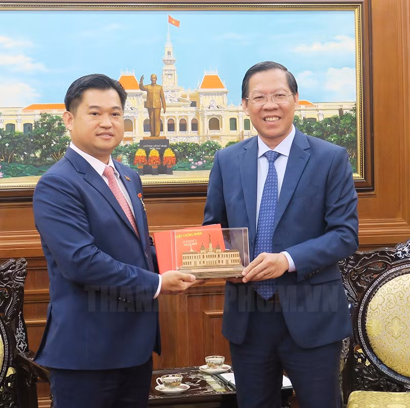 胡志明市人民委员会主席潘文买向柬埔寨驻胡志明市总领事索达雷颁发胡志明市纪念章。（图片来源：胡志明市党部官网）
