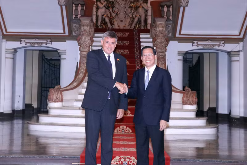 胡志明市人民委员会主席潘文买和比利时法兰德斯大区首席大臣让·让邦。（图片来源：越通社）