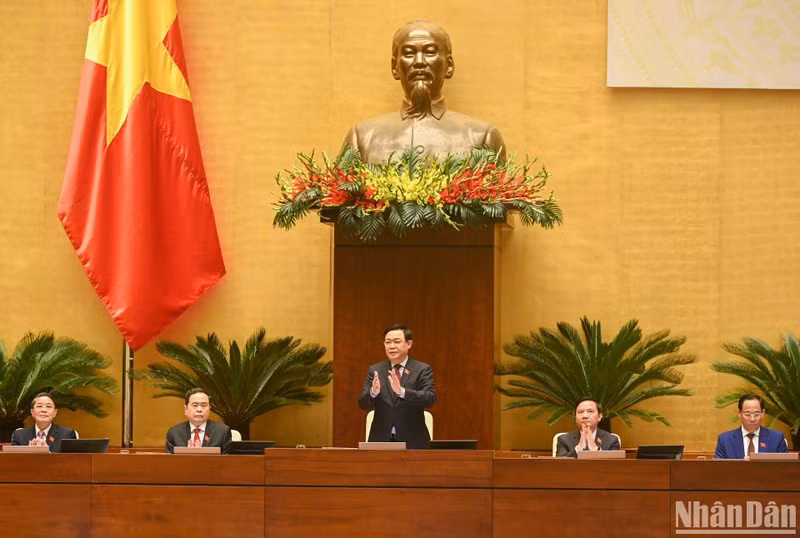 越南国会主席王廷惠主持召开专职国会代表会议。