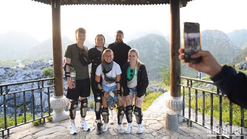 赴越南河江省旅游的外国游客。