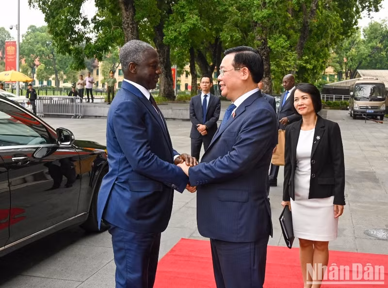 越南国会主席王廷惠迎接科特迪瓦国民议会议长阿达马·比克多戈。