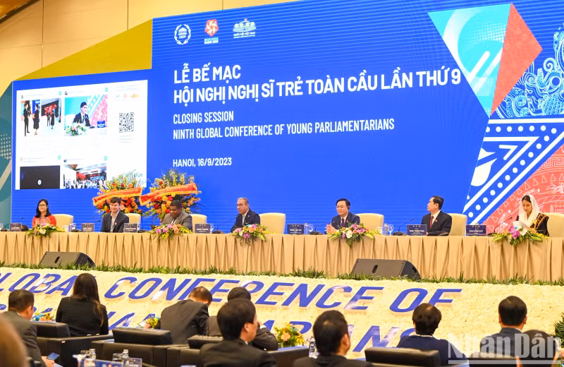 越南国会主席王廷惠、越南国会常务副主席陈青敏、各国议会联盟主席杜阿尔特·帕谢科、各国议会联盟秘书长马丁•琼贡、各国议会联盟青年议员论坛主席丹·卡登等各位代表出席闭幕式。 