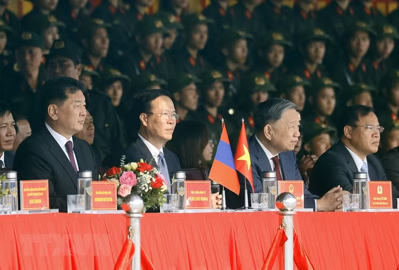 越南国家主席武文赏和蒙古国总统乌赫那·呼日勒苏赫观看越南骑兵进行的马背上武术表演。
